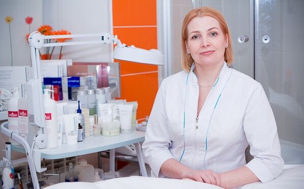 kosmetologs veic frakcionētu lāzera atjaunošanos